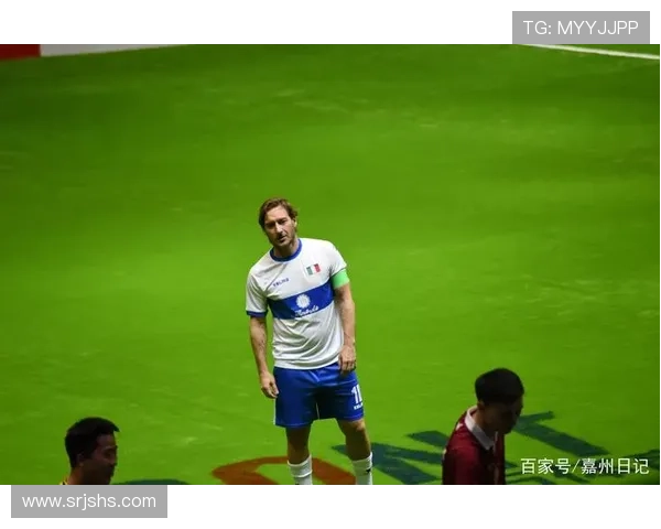 足球明星青春岁月对比图揭示他们成长的轨迹与风采