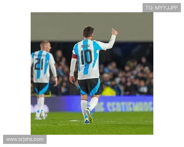 梅西光膀子展现运动魅力引发球迷热议与赞叹