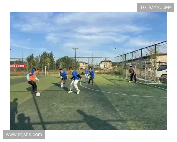 足球明星在绿茵场上尽情展现才华与激情的精彩瞬间